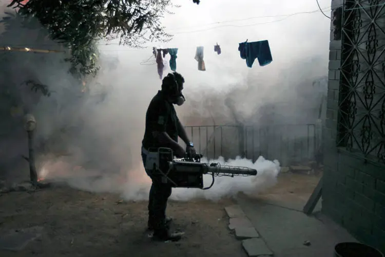 
	Homem usa veneno para espantar moquistos que transmitem Zika em El Salvador
 (REUTERS/Jose Cabezas)