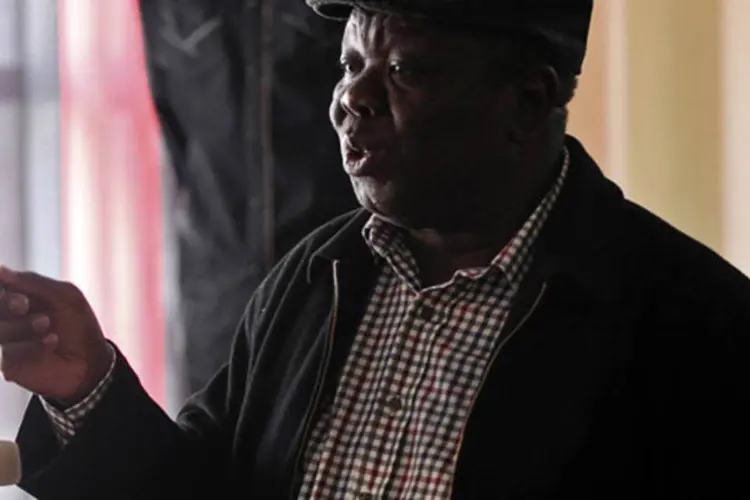 O primeiro-ministro do governo de unidade nacional do Zimbábue, Morgan Tsvangirai: "É uma farsa que não reflete a vontade popular", disse o primeiro-ministro. (REUTERS/Philimon Bulawayo)