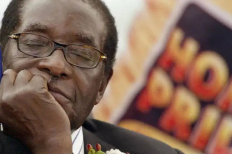 
	O presidente do Zimb&aacute;bue, Robert Mugabe, amea&ccedil;a expulsar diplomatas que defendam direitos dos homossexuais
 (Philimon Bulawayo/Files/Reuters)