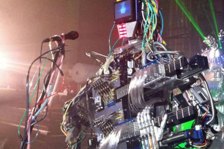 
	Z-Machine: grupo foi desenvolvido por engenheiros e estudantes da Universidade de T&oacute;quio e &eacute; composto por 3 integrantes. O guitarrista tem 78 dedos e toca com 12 palhetas
 (Divulgação)