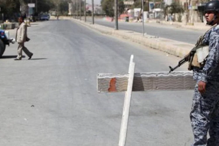 
	Posto de controle em uma das entradas da zona verde de Bagd&aacute;: &nbsp;tr&ecirc;s oficiais dos servi&ccedil;os de seguran&ccedil;a morreram
 (Ahmad al-Rubaye/AFP)
