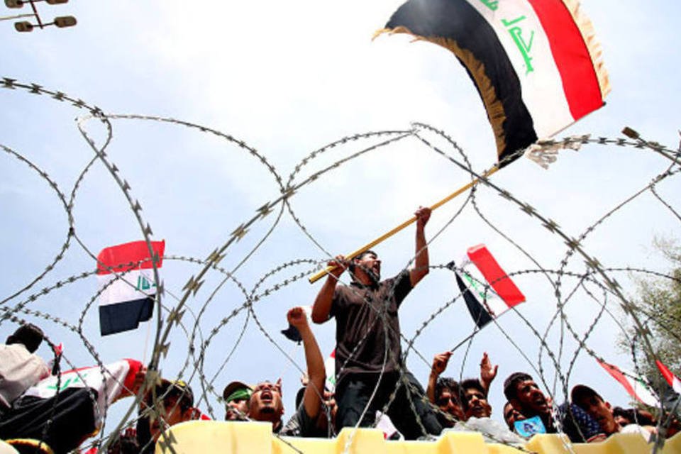 Centenas de manifestantes invadem Zona Verde de Bagdá