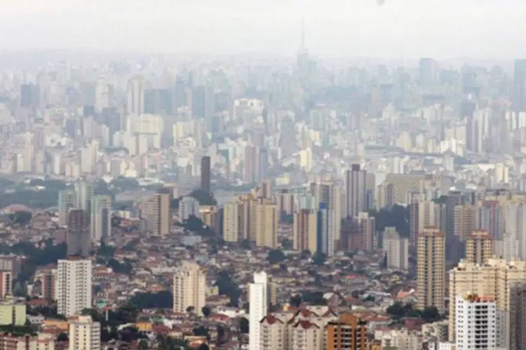 
	Vista da zona norte de S&atilde;o Paulo: na tarde de segunda-feira, a umidade relativa do ar chegou a 32% na cidade, enquanto o ideal para a sa&uacute;de &eacute; ficar acima dos 60%
 (Quatro Rodas/ Rafael Cusato)