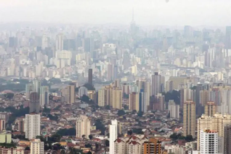 
	Vista da zona norte de S&atilde;o Paulo: a crian&ccedil;a e um adulto foj&aacute; foram resgatados. Os bombeiros continuam trabalhando para resgatar a outra v&iacute;tima
 (Quatro Rodas/ Rafael Cusato)