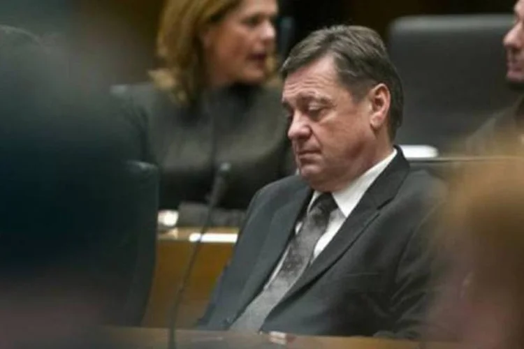 O milionário esloveno Zoran Jankovic é a imagem da desolação no Parlamento, em Liubliana (Jure Makovec/AFP)