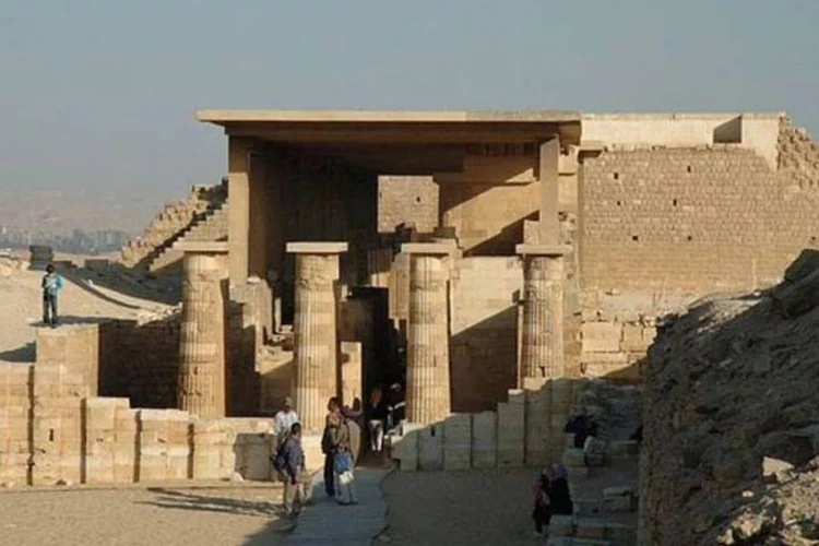 Entrada para o complexo de Zoser, a pirâmide mais antiga do mundo.  (Wikimedia Commons)