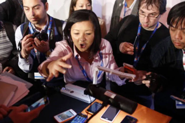 Jornalistas analisam ZTE Open: a Telefónica também trabalha com outros fabricantes de telefones que incorporariam o Firefox OS como sistema operacional, entre elas, Alcatel, LG e Sony. (GettyImages)