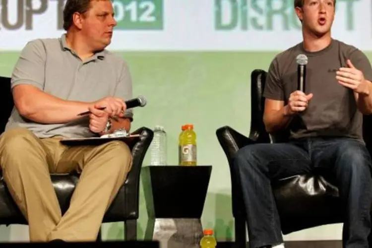 O mediador Michael Arrington e o CEO do Facebook, Mark Zuckerberg, durante a conferência TechCrunch Disrupt em São Francisco, Califórnia (Beck Diefenbach/Reuters)