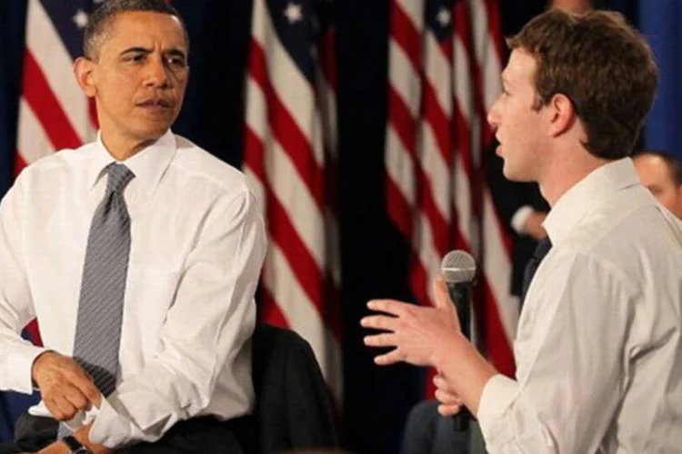 Barack Obama conversa com Zuckerberg durante sessão de bate-papo, realizada no Facebook, no ano passado (Getty Images)