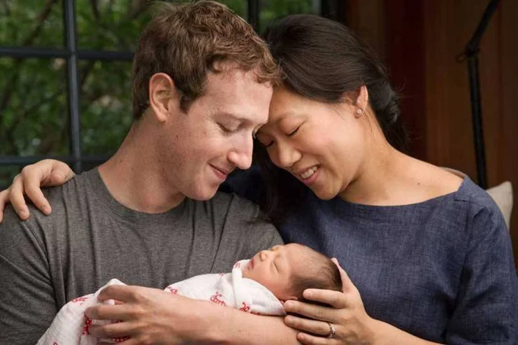 
	Mark Zuckerberg e Priscilla Chan: Zuckerberg disse que j&aacute; avisou a empresa que vai vender ou doar at&eacute; 1 bilh&atilde;o de d&oacute;lares em a&ccedil;&otilde;es por ano pelos pr&oacute;ximos tr&ecirc;s anos
 (Reprodução/Facebook/Mark Zuckerberg)