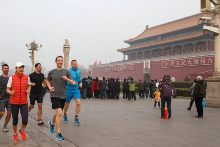 
	Zuckerberg: &quot;&Eacute; estupendo voltar a Pequim, comecei minha visita com uma corrida na pra&ccedil;a de Tiannamen, ao lado da Cidade Proibida&quot;
 (Facebook / AFP)