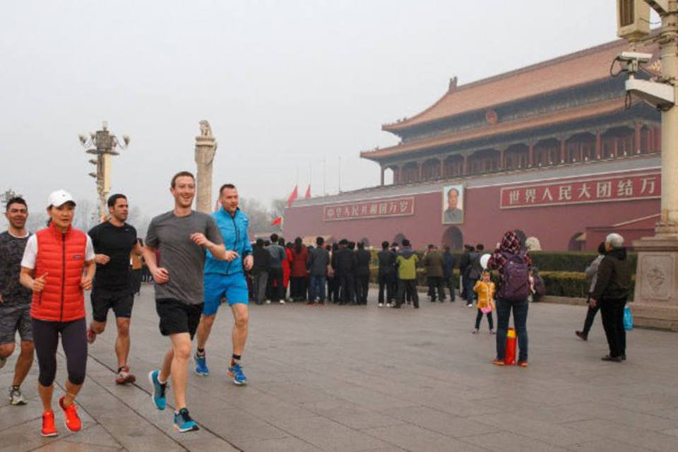 Zuckerberg gera polêmica ao correr ao ar livre em Pequim