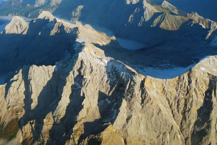 Vista aérea de Zugspitze: montanha mais alta da Alemanha teve seu título "ameaçado" em vídeo publicitário austríaco (Wikipedia)