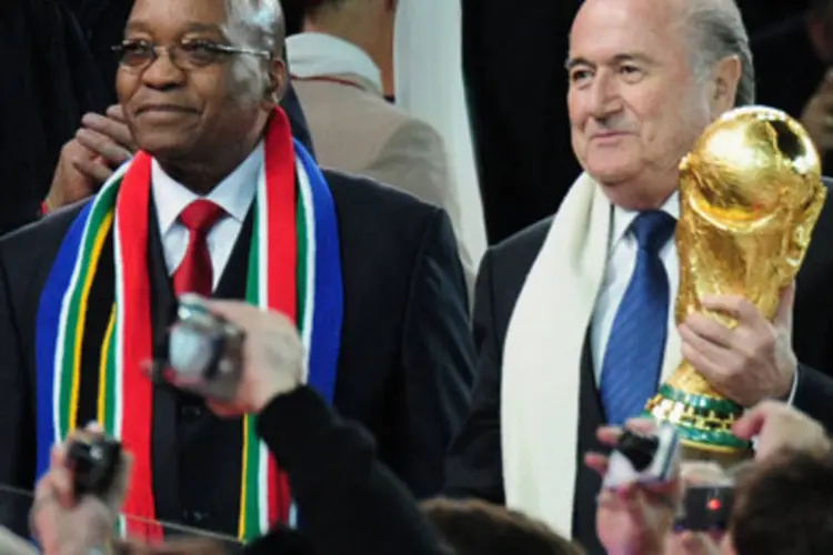 Jacob Zuma e Joseph Blatter aguardam o apito final do último jogo da Copa: presidente sul-africano acredita em melhora no país após mundial  (Clive Mason/Getty Image)