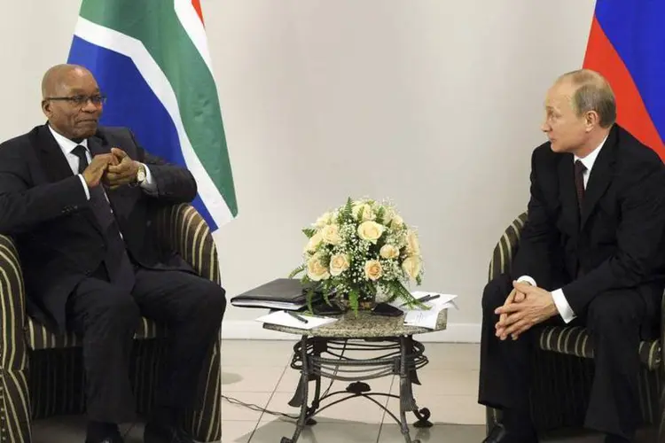 Presidentes russo e sul-africano: negociações travaram por disputa entre China, Índia e África do Sul sobre quem sediará o banco (Mikhail Klimentyev/Reuters)