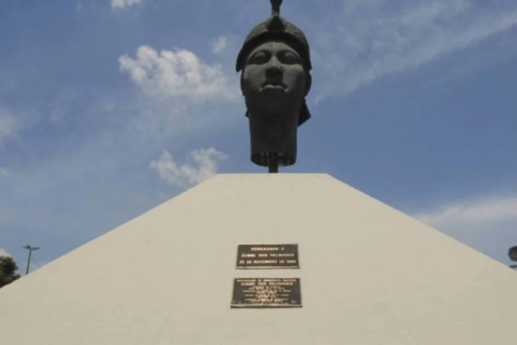 
	As comemora&ccedil;&otilde;es na capital come&ccedil;am na Pra&ccedil;a XI, em volta da est&aacute;tua de Zumbi, s&iacute;mbolo da resist&ecirc;ncia &agrave; escravid&atilde;o
 (Tânia Rêgo/ABr)