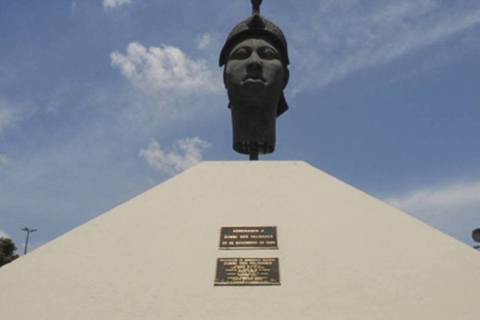 No Dia da Consciência Negra, busto de Zumbi é lavado no Rio