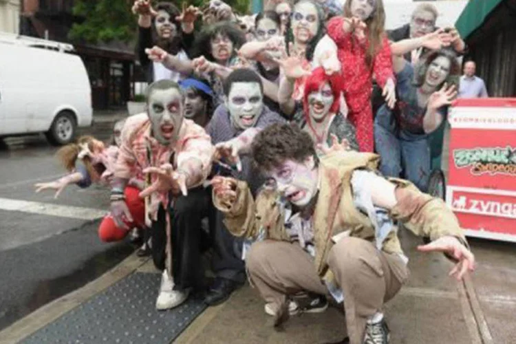Atores maquiados de zumbis saíram pelas ruas de San Francisco e Manhattan pouco antes do lançamento do "Zombie Swipeout"
 (Michael Loccisano/Getty Images/AFP)