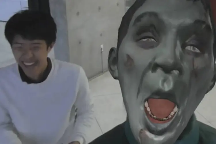 Ação feita para a snickers na Coreia do Sul: usando um espelho, eles trackearam pontos no rosto de quem passava, sincronizando a expressão facial das pessoas com a animação (Reprodução)