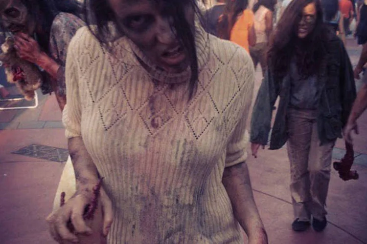 Zumbis andando pelo parque da Universal: não é a primeira vez que mortos-vivos vão invadir o Universal Studios Florida (Divulgação/Universal Studios Florida)