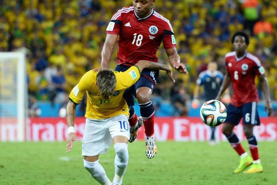 Zuniga e Neymar durante a falta que resultou em uma fratura do jogador brasileiro, em Fortaleza (Jamie McDonald/Getty Images)