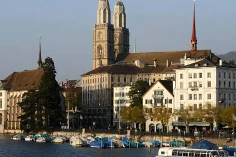 
	Zurique, na Su&iacute;&ccedil;a: um empregado em Zurique deve investir o ganho em uma m&eacute;dia de 22 horas de trabalho para comprar um iPhone
 (Mike Hewitt/Getty Images)