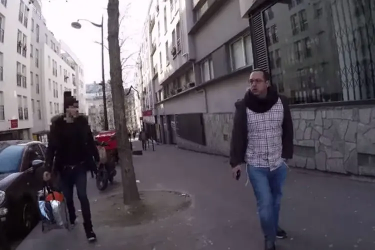 Zvika Klein: jornalista caminhou pelas ruas da capital francesa para mostrar as agressões aos quais estão submetidos os judeus. Registrou olhares de ódio, cusparadas e xingamentos  (Reprodução/YouTube)