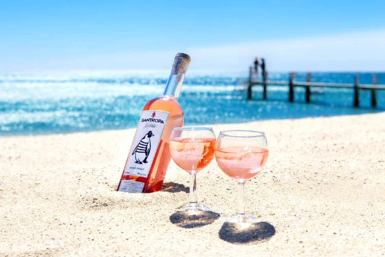 Santropa: criação brasileira é rosé destilado e buscou inspiração em Saint-Tropez  (Santropa/Divulgação)