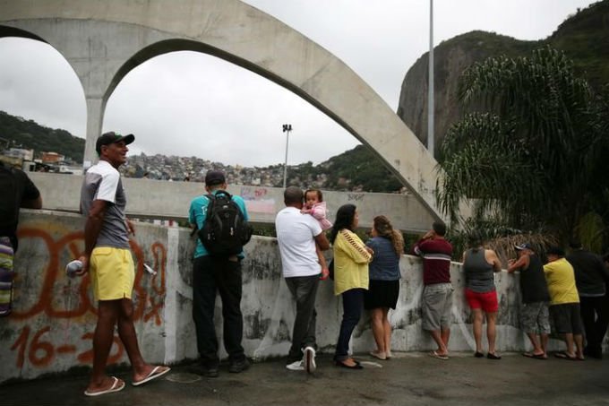Eleitores fazem fila para votar na favela da Rocinha, no Rio de Janeiro (Pilar Olivares/Reuters)