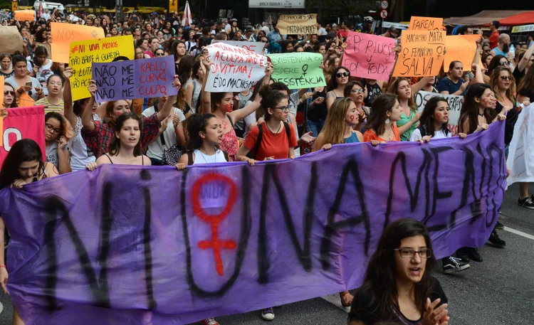 Protesto na Paulista: mulheres protestaram gritando "golpistas, machistas, não passarão" e ouviram "Fora PT" como resposta (Rovena Rosa/Agência Brasil)