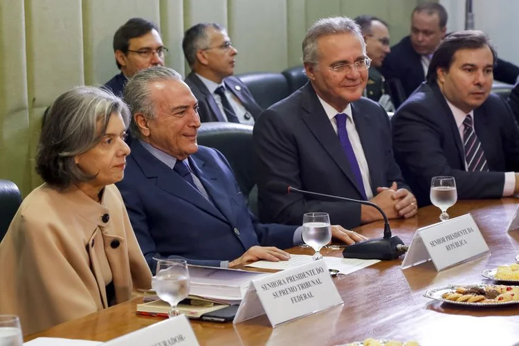 Cármen Lúcia e Renan Calheiros: a declaração ocorre após dias de tensão entre os Poderes Legislativo e Judiciário (Marcos Correa/PR/Agência Brasil)