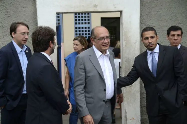 O presidente do Tribunal Superior Eleitoral, ministro Gilmar Mendes visita a Escola Municipal Avertano Rocha onde acompanha o início da votação na cidade  (Tomaz Silva/Agência Brasil)