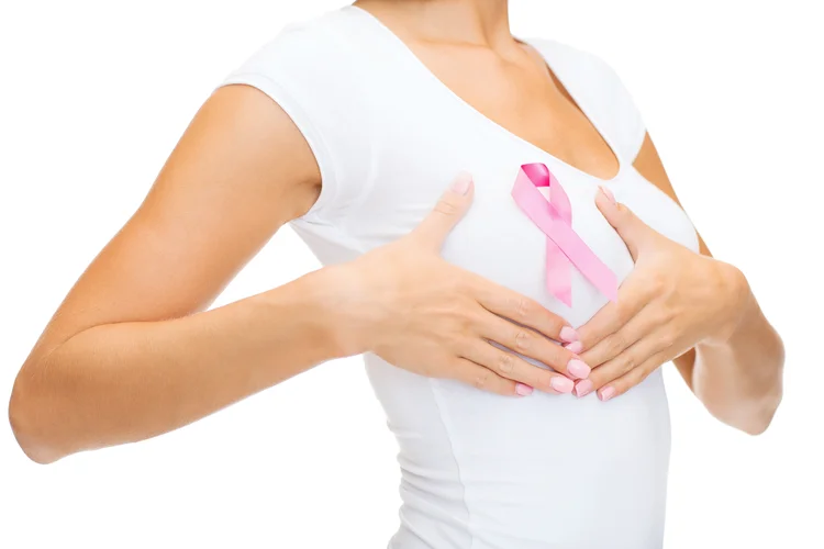 Câncer de mama: mulher veste o laço rosa da campanha de combate a esse tumor maligno (iStock/Thinkstock)