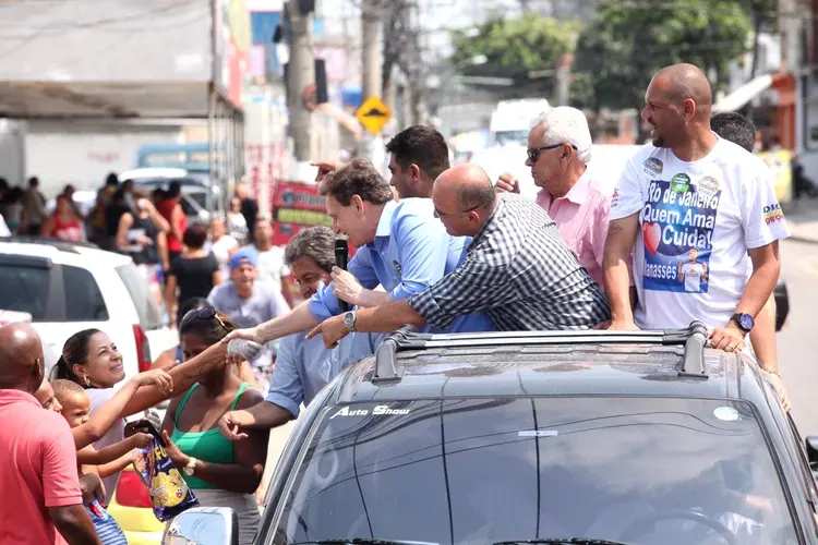 Marcelo Crivella, candidato à prefeito do Rio de Janeiro, em passeata na cidade (Facebook Marcelo Crivella/Divulgação)
