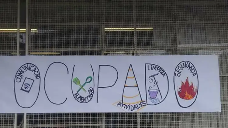 Escola ocupada em Curitiba: estudantes afirmam que desocupações têm sido voluntárias (Facebook/Ocupa Safel/Divulgação)