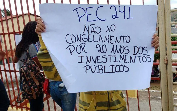 Estudante em escola ocupada segura cartaz contra a PEC 241