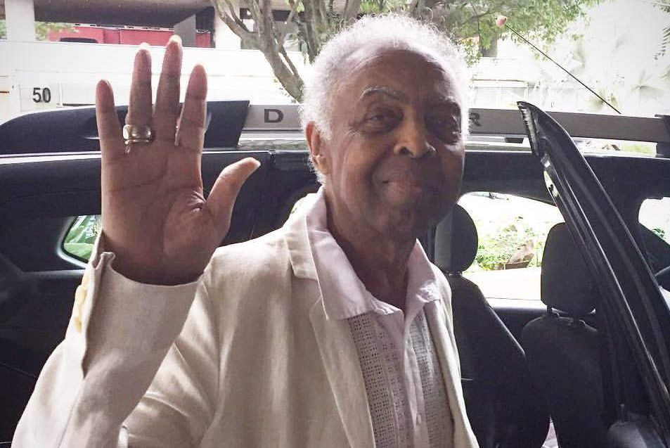 Gilberto Gil deixa o Hospital Sírio-Libanês em São Paulo