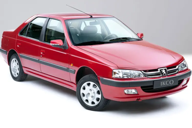 Peugeot Pars: o Peugeot 405 que permanece em produção no Irã praticamente do mesmo jeito que era há 20 anos (Divulgação)