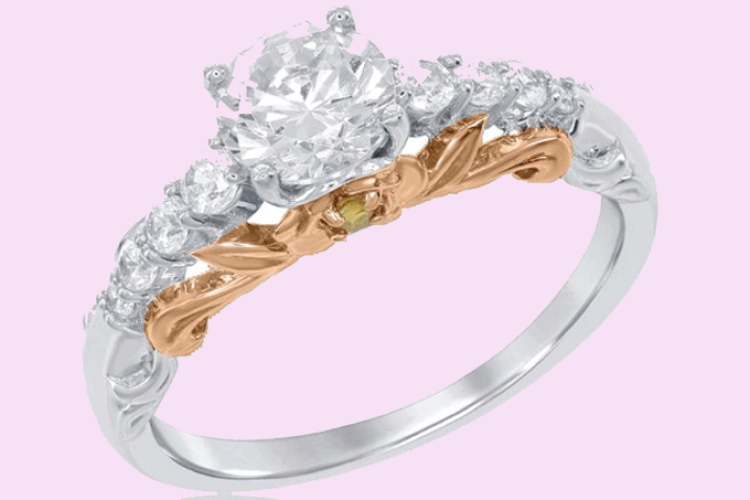 O anel é inspirado na princesa Bela e possui cerca de 10 diamantes (Enchanted Disney Fine Jewelry/Divulgação)