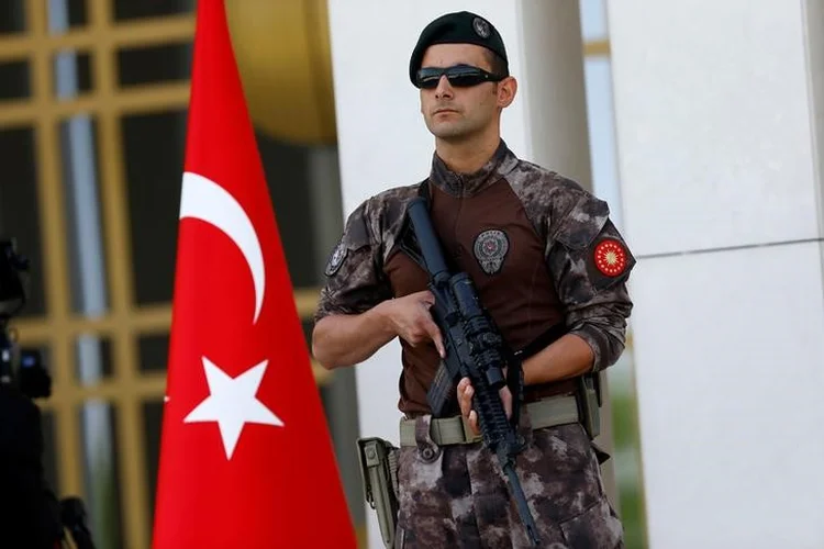 Polícia turca: nos últimos meses, o governo turco aumentou a vigilância para detectar militantes do EI (Umit Bektas/Reuters)