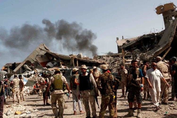 Fumaça sobe após bombardeio na Líbia, dia 16/10/2016 (Ismail Zitouny/Reuters)