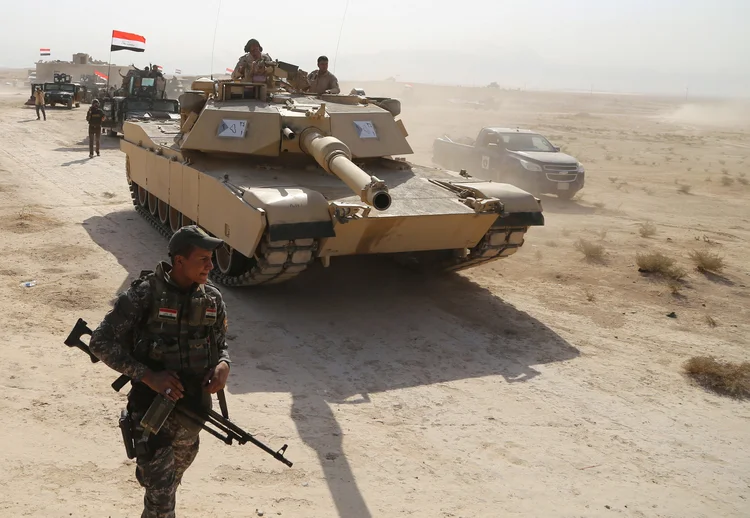 Militares no Iraque: milícias estão trabalhando para tomar o controle da última estrada de passagem para Mosul (Stringer/Reuters)
