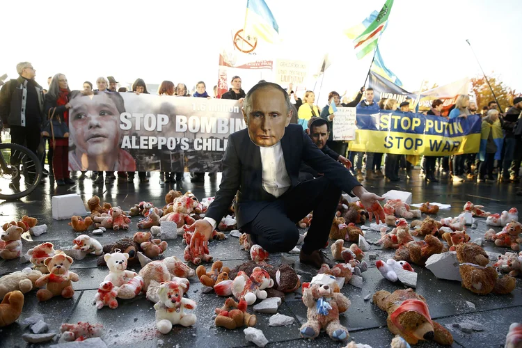 Protesto: Merkel recebeu o presidente russo enquanto os manifestantes pediam a saída de Putin e o fim da guerra (Axel Schmidt/Reuters)