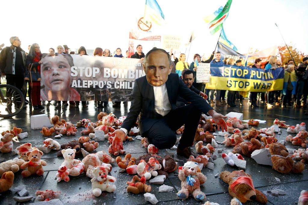 Sírios e ucranianos se unem em protesto contra Putin em Berlim