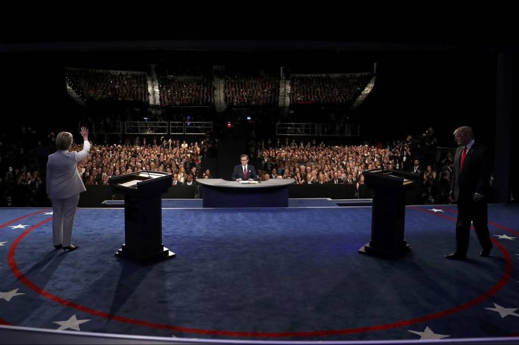 Hillary e Trump se enfretam no último debate antes das eleições