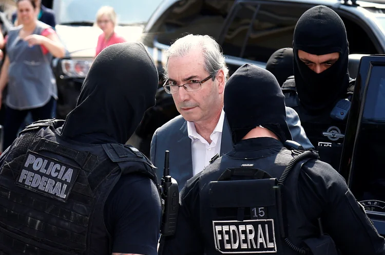 Eduardo Cunha sendo escoltado pela Polícia Federal em 20 de outubro de 2016 (Rodolfo Buhrer/Reuters)