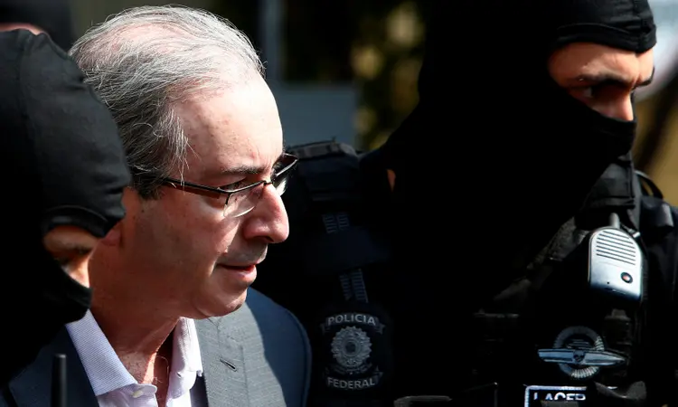 Eduardo Cunha escoltado pela Polícia Federal 20/10 (Rodolfo Buhrer/Reuters)
