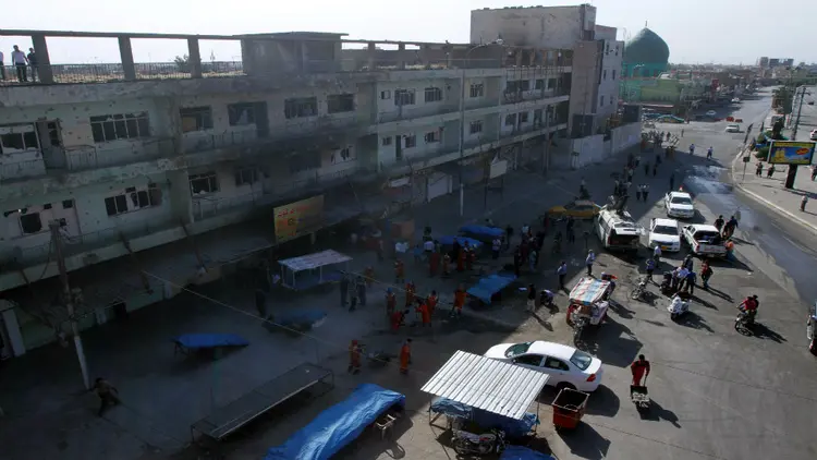 Pessoas analisam destroçcs após ataque do Estado Islamico em Kirkuk, no Iraque (REUTERS/Ako Rasheed) (Ako Rasheed/Reuters)