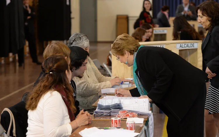 Michelle Bachelet: oposição ficou com as prefeituras de cidades importantes como Santiago, Providencia, Maipú, Ñuñoa e Puente Alto (Alex Ibanez/Courtesy of Chilean Presidency/Reuters)