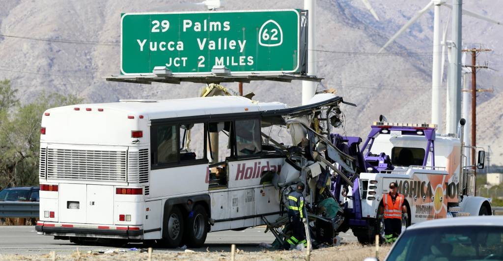 Acidente de ônibus deixa pelo menos 11 mortos na Califórnia